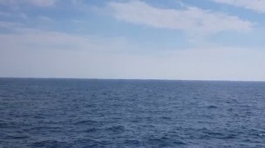 Okyanus manzarası ve gökyüzündeki bulutlar. Mavi gökyüzü ve güneşli okyanus üzerinde bulutlar.