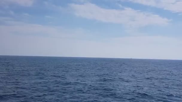 阳光明媚的天气笼罩在海面上 看海洋和天空中的云彩 — 图库视频影像