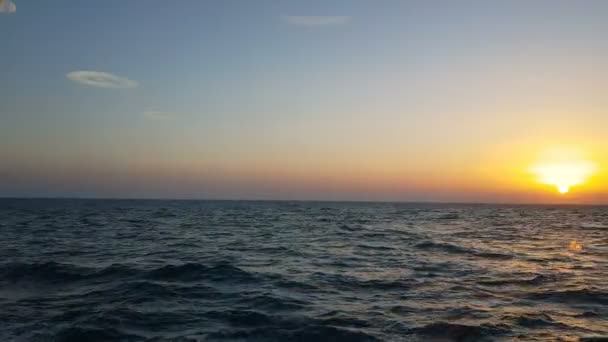 Vista Oceano Pôr Sol Pôr Sol Sobre Ondas Azuis Oceano — Vídeo de Stock