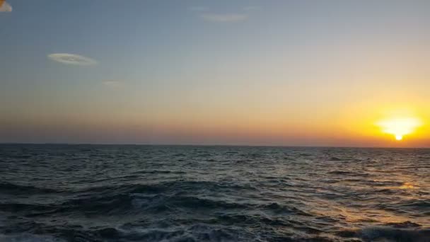 Vista Oceano Pôr Sol Pôr Sol Sobre Ondas Azuis Oceano — Vídeo de Stock