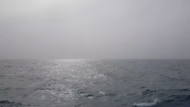 Widok Ocean Pochmurny Pogody Słońce Nad Falami Oceanu Przełamuje Mgłę — Wideo stockowe