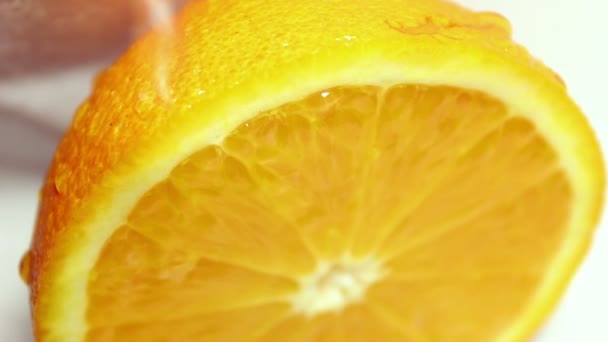 水滴从多汁成熟的橘子流下来 水果特写 白色背景上的橙色 — 图库视频影像