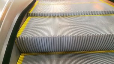 Yürüyen merdiven. Yürüyen merdivenler..