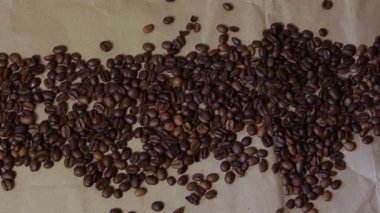 Kahve çekirdekleri uçuruldu ve zanaat kağıt üzerinde yazılı kahve yazıt açın. Yakın çekim.