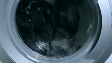 Çamaşır makinesinde çamaşır yıkamak. Çamaşır makinesinin varilinin dönüşü..