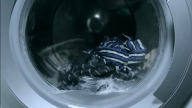 Çamaşır makinesinde çamaşır yıkamak. Çamaşır makinesinin varilinin dönüşü..