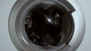 Çamaşır makinesinde çamaşır yıkamak. Çamaşır makinesinin varilinin dönüşü..