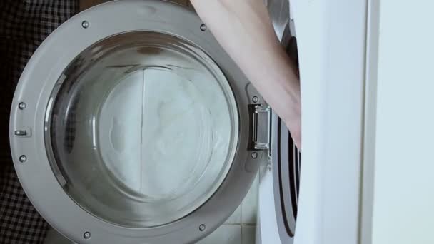 男人们的手把衣服放进洗衣机 准备洗衣服 这台洗衣机是从侧面看的 后续行动 — 图库视频影像
