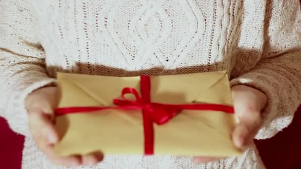 Hermosas Manos Niña Sostienen Sobre Regalo Con Una Cinta Roja — Vídeo de stock