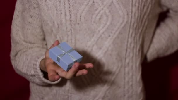 Mooi Meisje Verdraait Een Geschenk Haar Handen Een Kleine Blauwe — Stockvideo