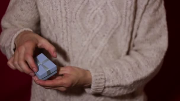 Hermosa Chica Retuerce Regalo Sus Manos Una Pequeña Caja Azul — Vídeos de Stock