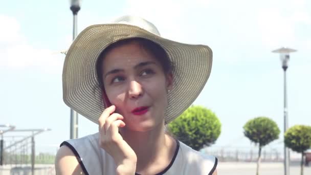 Cerca Retrato Hermosa Joven Sombrero Blanco Hablando Teléfono Móvil Mientras — Vídeos de Stock