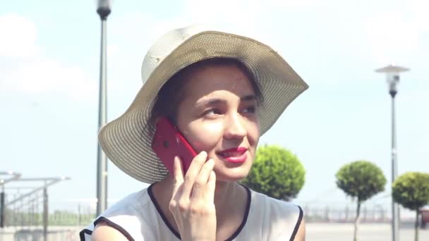 Close Retrato Menina Bonita Chapéu Branco Falando Telefone Celular Enquanto — Vídeo de Stock