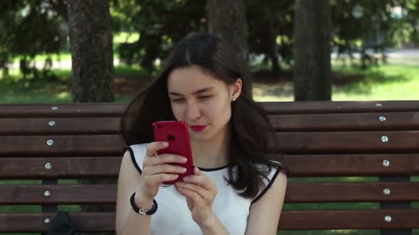 Retrato Close Uma Linda Jovem Com Uma Camiseta Branca Está — Vídeo de Stock