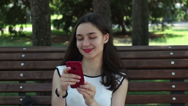 Retrato Close Uma Linda Jovem Com Uma Camiseta Branca Está — Vídeo de Stock