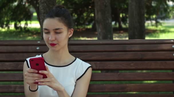 Una Chica Atractiva Joven Con Una Camiseta Blanca Chico Guapo — Vídeo de stock