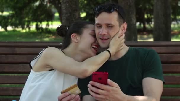 Una Joven Pareja Enamorada Introduce Los Datos Tarjeta Crédito Smartphone — Vídeo de stock