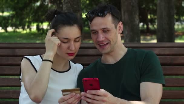 Una Joven Pareja Enamorada Introduce Los Datos Tarjeta Crédito Smartphone — Vídeos de Stock