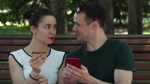 Una Joven Pareja Enamorada Introduce Los Datos Tarjeta Crédito Smartphone — Vídeo de stock