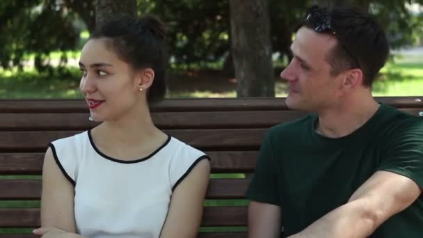 Una Joven Pareja Amantes Están Hablando Riendo Mientras Están Sentados — Vídeos de Stock