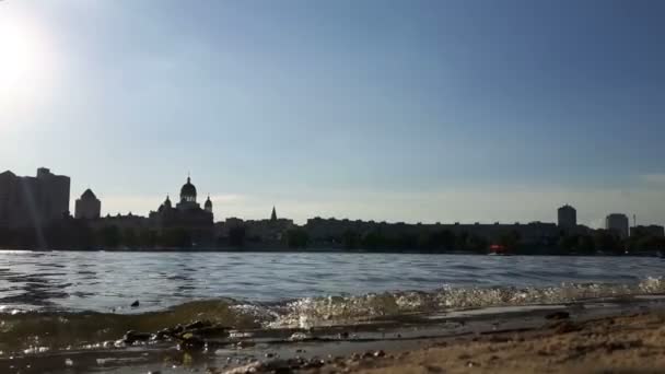 纵观河流和地平线上的城市 带着帆船和帆船的江景 — 图库视频影像