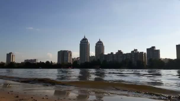 纵观河流和地平线上的城市 带着帆船和帆船的江景 — 图库视频影像