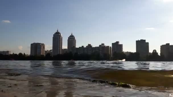 Nehir Manzarası Ufuktaki Şehir Yelkenli Katamaranlarla Teknelerle Nehir Manzarası — Stok video