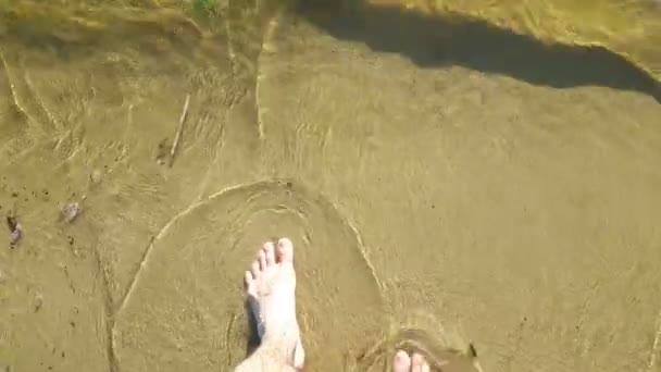Αρσενικά Πόδια Στέκονται Στην Όχθη Του Ποταμού Κύματα Πλένουν Πόδια — Αρχείο Βίντεο