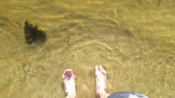 Mužské Nohy Stojí Břehu Řeky Vlny Omývají Nohy Mladého Muže — Stock video