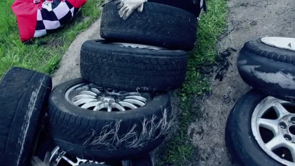 Los Neumáticos Rotos Viejos Están Lado Carretera Las Ruedas Del — Vídeos de Stock