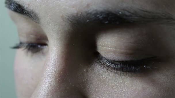 Красива Молода Дівчина Відкриває Свої Великі Зелено Коричневі Очі Кокетливо — стокове відео