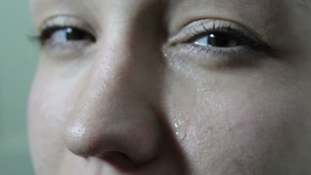 Hermosa Joven Está Triste Llorando Una Lágrima Rueda Los Ojos — Vídeo de stock
