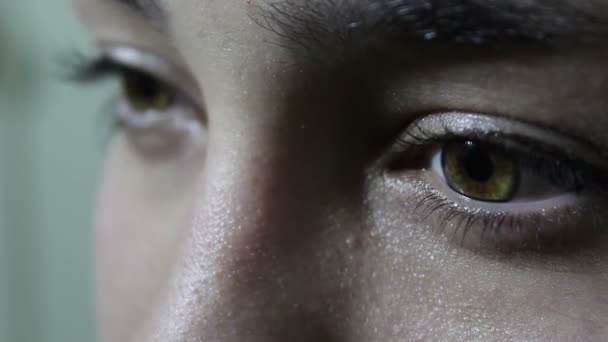 Piękna Młoda Dziewczyna Wygląda Zamyślona Oddali Zielono Brązowe Oczy Zbliżenie — Wideo stockowe