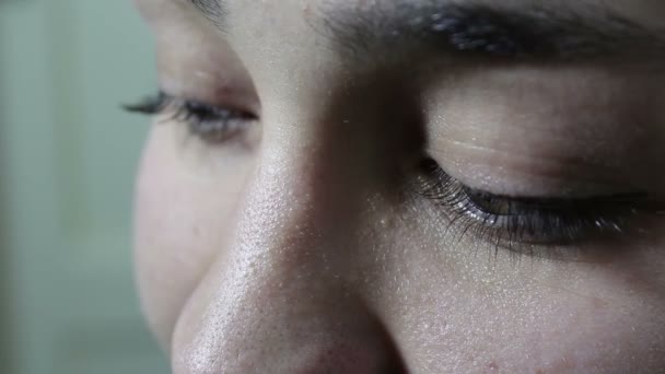 Ein Schönes Junges Mädchen Mit Großen Grün Braunen Augen Schaut — Stockvideo