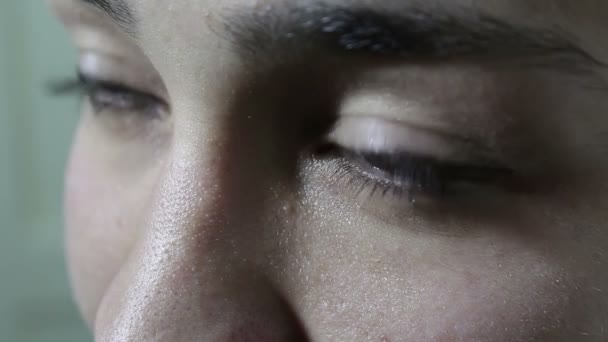 Uma Menina Bonita Com Grandes Olhos Verde Marrom Olha Coquettichamente — Vídeo de Stock