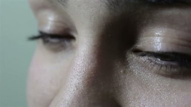 Büyük yeşil-kahverengi gözleri ile güzel bir genç kız kameraya coquettishly görünüyor. Yanıp sönme yakın.