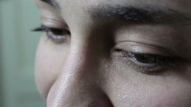 Büyük yeşil-kahverengi gözleri ile güzel bir genç kız kameraya coquettishly görünüyor. Yanıp sönme yakın.