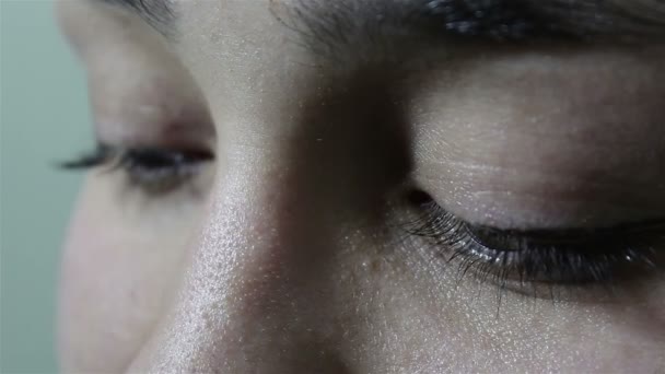 Piękna Młoda Dziewczyna Otwiera Swoje Wielkie Zielone Brązowe Oczy Coquettily — Wideo stockowe