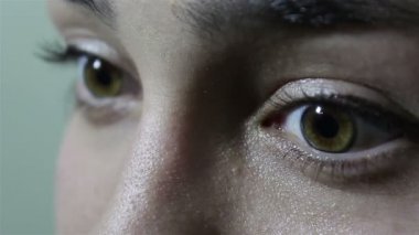 Büyük yeşil-kahverengi gözleri ile güzel bir genç kız kameraya coquettishly görünüyor. Yanıp sönme yakın.