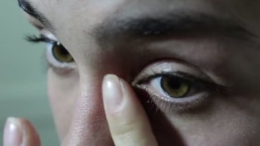 Güzel genç kız üzgün ve ağlıyor. Yanaktaki yeşil gözlerden yaş lar akıyor. Gözler kapanıyor. Genç güzel bir kızın portresi.