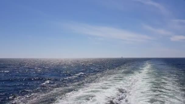 Мощные Волны Следуют Кораблем След Двигателей Корабля Круизный Лайнер Плывет — стоковое видео
