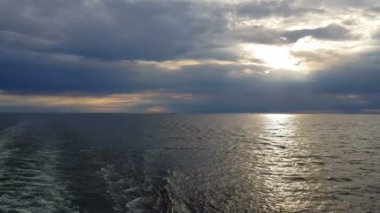 Mavi okyanus dalgalarının üzerinde gün batımı. Okyanus ve günbatımı manzarası. Mavi okyanus ve ufukta gün batımı.