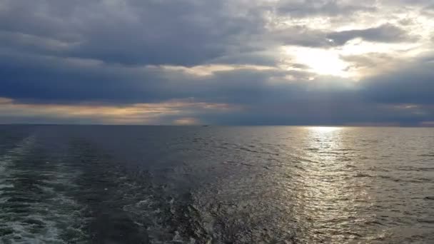 蓝色的海浪笼罩在夕阳西下 看大海和日落 蓝色的海洋和夕阳西下的地平线 — 图库视频影像