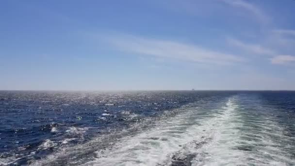 Мощные Волны Следуют Кораблем Волны Кормой Корабля След Двигателей Корабля — стоковое видео