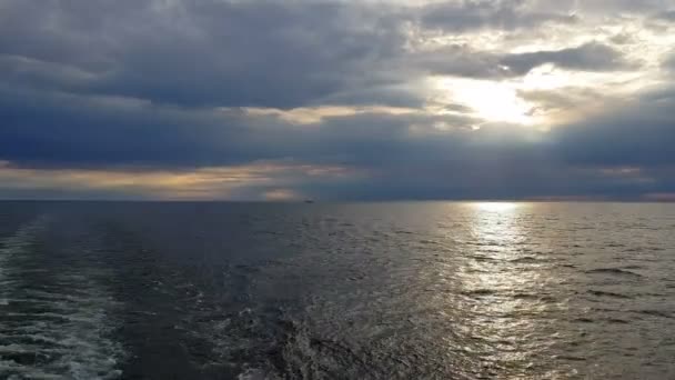 Okyanus Günbatımı Manzarası Mavi Okyanus Dalgalarının Üzerinde Gün Batımı Mavi — Stok video