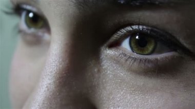  Büyük yeşil-kahverengi gözleri ile güzel bir genç kız kameraya coquettishly görünüyor.  