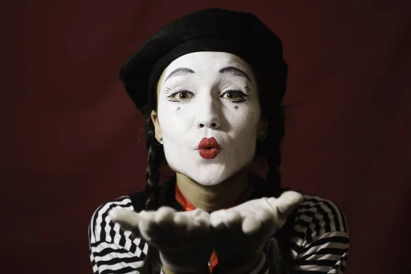 Beautiful girl mime sends air kiss . — Stock Photo, Image