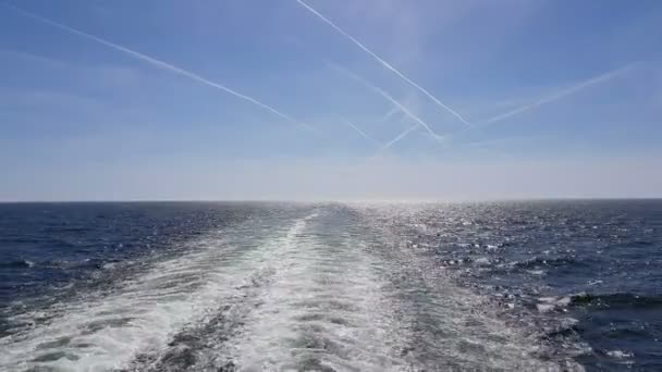 Мощные Волны Следуют Кораблем След Двигателей Корабля Круизный Лайнер Плывет — стоковое видео