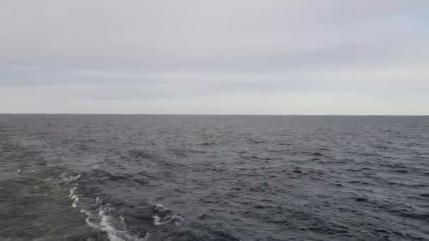 Вид Океан Похмуру Погоду Сонце Над Океанськими Хвилями Проривається Крізь — стокове відео