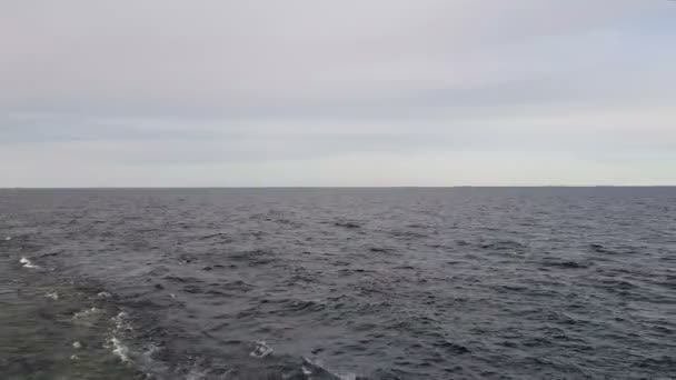 Widok Ocean Pochmurny Pogody Słońce Nad Falami Oceanu Przełamuje Mgłę — Wideo stockowe